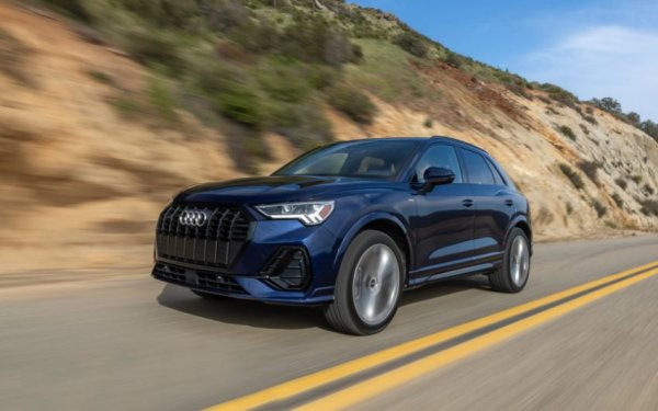 Още едно Audi влиза в списъка и подобно на BMW X1, това също е малък SUV, който отдава първостепенно значение на стилния външен вид и пътното поведение. Q3 изпреварва BMW X1/X2 с прогнозиран рейтинг за надеждност от 53 точки от 100. Всички модели от 2016, 2018 и 2020 г. постигнаха по-добри от средните резултати за надеждност сред всички нови автомобили.

Малкият SUV се предлага в различни модификации, които не са променяни през тази година. Версията „40“ има 190 к.с. под капака, а „45“ разчита на 235 к.с. Сред европейските SUV автомобили от „начално ниво“, Consumer Reports класира Q3 пред Mercedes GLA, Volvo XC40 и Jaguar E-Pace.