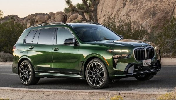 BMW X7 е друга надеждна европейска опция за триредов SUV, която леко изпреварва Q7 с прогнозирана надеждност от 57 точки. Баварският модел се предлага в в два стандартни варианта - xDrive40i и M60i. Има и ултра луксозна и супер бърза версия Alpina.

Моторът с 6 цилиндъра на xDrive40i развива 375 конски сили , V8 двигател на M60i, съчетан с мека хибридна система, разполага с 523 к.с.. И в двата варианта на X7 осигуряват спокойно возене, луксозна кабина, забележителна мощност и място за цялото семейство. В оборудването на модела влизат 14,9-инчов сензорен екран, амбиентно вътрешно осветление и цял набор от допълнителни удобства за същества.