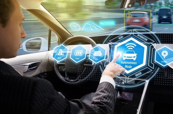 Представете си, че предното ви стъкло ви показва навигационни указания или ограничения на скоростта точно в полезрението ви. Този тип табла често се сравняват с тези в пилотската кабина на самолет, тъй като представят най-различни даннни за състояноието на системите на автомобила, като в същото време могат да сигнализират за потенциални проблеми.
