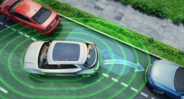 Автоматичното паркиране променя играта за тези, които се борят с успоредно паркиране или с тесни места за паркиране. С тази функция автомобилите могат да паркират сами, без да е необходима намесата на водача. Използвайки сензори и камери, автомобилът сканира околната среда и изчислява оптималната маневра за паркиране. Автономното паркиране не само спестява време и елиминира стреса от паркирането, но също така намалява риска от случайни сблъсъци.
