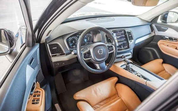 Вътрешните материали са качествени. Кожата е мека, но доста издръжлива - въпреки че върху светла кожа, след 100 000 км вече може да се появят очевидни признаци на употреба. Дори и на преклонна възраст интериорът не се притеснява от скърцане. Като цяло материалите са от висок клас. Светлата кожена тапицерия губи по-бързо външния си вид, но не и здравината си.

Водата, изтичаща от педалите, обаче води до корозия на скъпи електронни компоненти, лошо разположени в пода под седалката на водача - последствията могат да бъдат най-непредвидими, включително проблеми с работата на двигателя или скоростната кутия.
