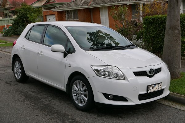 Auris бе плод на решението на Toyota да създаде специален "европейски модел" като конкурент на Golf. Но така и не успя да се продаде в очакваните тиражи и сега японците се върнаха към Corolla. 
Среден дял дефекти: 22,0%
Среден пробег: 114 000 км