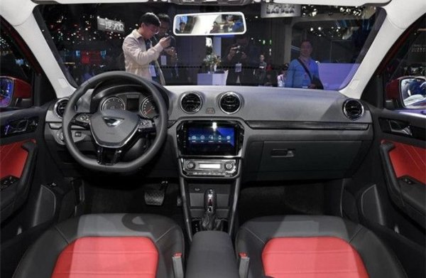 Базовото оборудване е бедно &ndash; обикновено радио, липса на ESP, на климатик, на сензори за паркиране и др. Jetta VA3 все пак разполага с въздушни мъзглавници. Има и версия с 6-степенен автомат, чиито цени започват от 77 000 юана (10 430 евро).