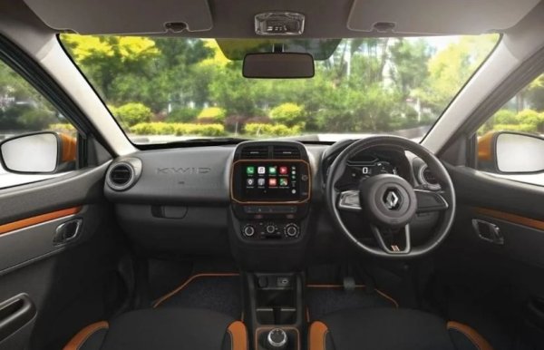 Въпреки това, Kwid все още остава модел на аскетизъм - базовият трицилиндров двигател с обем само 0,8 литра произвежда 54 к.с. и работи в тандем с петстепенна механична скоростна кутия, а единствените удобства за водача са климатик и бордови компютър на таблото. Въпреки това Renault си взе поука, така че индийските купувачи вече не трябва да плащат допълнително за две предни въздушни възглавници и ABS - те са включени в списъка на базовото оборудване и заедно с LED-светлини.