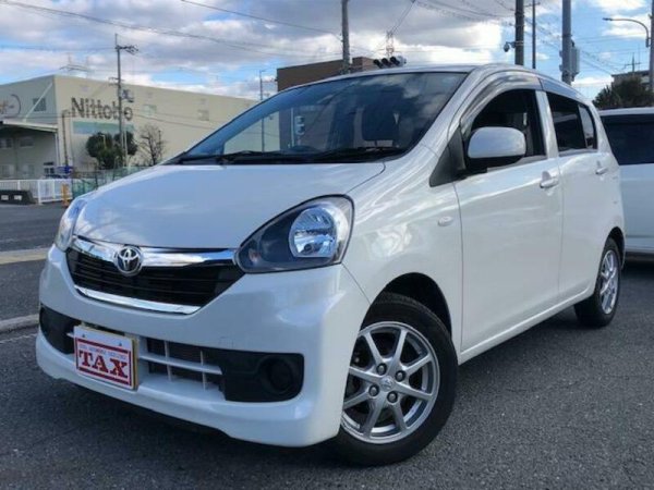 Под марките Daihatsu и Toyota компанията предлага две коли-близнаци - Daihatsu Mira e:S и Toyota Pixis Epoch (на снимката). В основните версии тяхната цена е една и съща - само 868 000 йени (около 6260 евро), като те са оборудвани с 0,66-литров атмосферен мотор с 49 к.с., който е съчетан със CVT. Цената скача зо 992 000 йени (7140 евро) за варианта със задвижване на четирите колела.