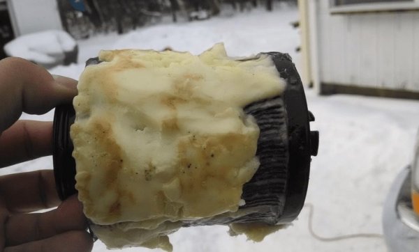 Те подобряват свойствата на дизела при ниски температури - тоест пречат му да се превърне в желе. По принцип през зимата производителите на горива би трябвало сами да ги добавят. Не сме напълно сигурни дали това е факт за всички доставчици в България. Един любопитен и показателен факт: Toyota монтира фабрично отопление за горивопровода на дизеловите си машини като Hilux само за пет европейски пазара: Швеция, Норвегия, Финландия, Исландия и... България. 
Експертите препоръчват антигеловете да се сипват преди зареждане, за да се смесят добре с горивото. 
