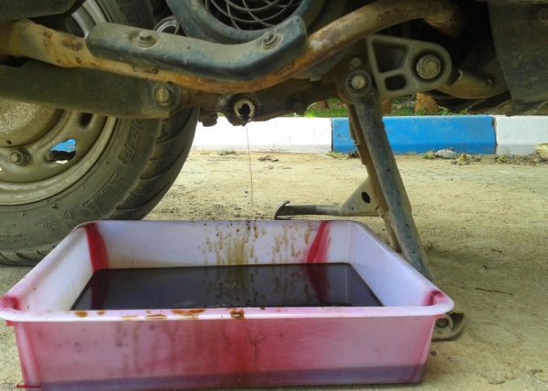 Тези промиващи добавки, наричани от майсторите "петминутки", се наливат в маслото преди предстоящата му смяна, оставя се двигателят да работи пет минути на празен ход, после се изливат заедно със старото масло и се налива новото. Идеята е да почистят двигателя от нагар и замърсявания. Имат си и почитатели, и врагове. 
