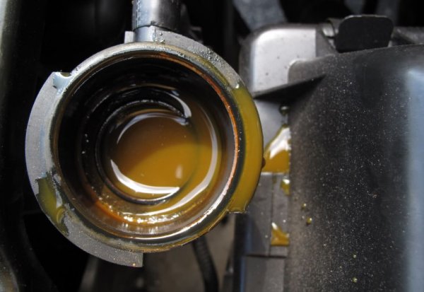 Често ги използват преди подмяна на антифриза - сипват се, оставя се автомобилът да работи десетина минути, после старата течност се източва и се налива нов антифриз. Не всички експерти са убедени в нуждата от такова упражнение. Но то и не вреди. Някои препоръчват след промивката още веднъж да се измие системата с дестилирана вода, за да се отстранят някои налепи, които препаратът може да е смъкнал. 
