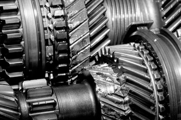 Ако кутията е автоматик или вариатор, маслото в нея трябва да се подменя на не повече от 60 000 км. Ако тази честота се спазва, няма никаква нужда от допълнително промиване. А и е съмнително дали ползите от него надхвърлят вредите. Да, промивката ще смъкне замърсяванията - и те след това ще започнат да циркулират из системата, заплашвайки работата на соленоидите и редукционния клапан. 
