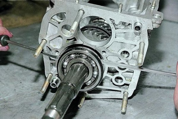 Същото като при двигателя: това са добавки, чиито създатели обещават върху детайлите в скоростната ви кутия да се появи вълшебен керамичен слой, който да ги предпазва от всичко. Дори и да е така, попитайте конструкторите на въпросната кутия колко дълго биха живели лагерите в нея, ако са обрасли с керамика...
