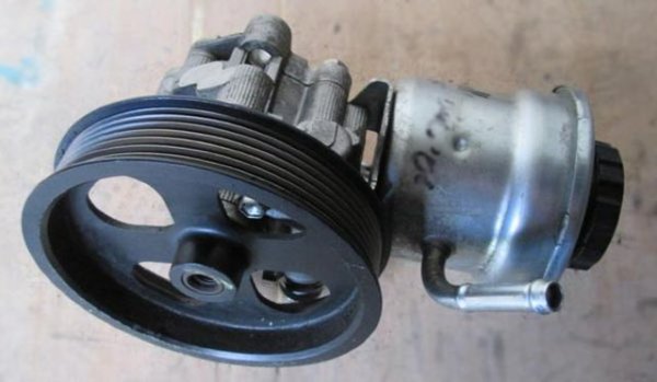 Тук добавките са много близки до онези за автоматични скоростни кутии - или направо са същите. Основно са два вида: срещу течове, и "ревитализиращи". И двата са нискоефективни. Ако уплътненията са протекли, "размекването" на гумата едва ли ще спаси положението. А ревитализаторите просто циркулират из системата без особена полза. 

