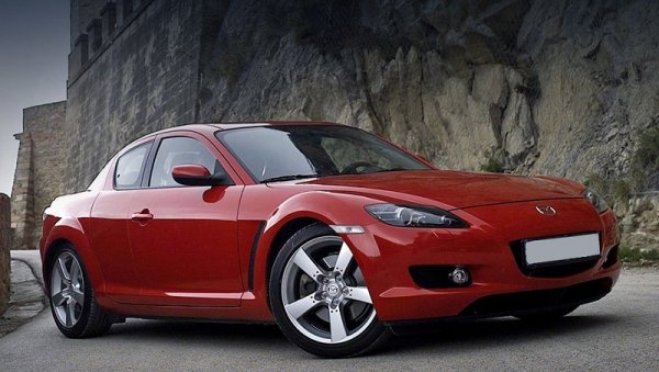 Дизайнът на Mazda RX-8 е впечатляващ, дори повече от 10 години след излизането на модела на пазара. Той може да бъде купен за около 5000 евро (10 000 лв), но не си заслужава. Големият му проблем е двигателя – 1,3-литров роторен мотор, развиващ 231 к.с. Тази Mazda върви много, но това не е за дълго.

Двигателят изкарва 100 000 км, след което е добре, колата да бъде препродадена. Повечето предлагани бройки на пазара са с превъртян километраж и са минали през ръцете на няколко собственици, които са побързали да се отърват от тях. Така че, ако все пак държите на тази кола, проверете я, доколкото е възможно.