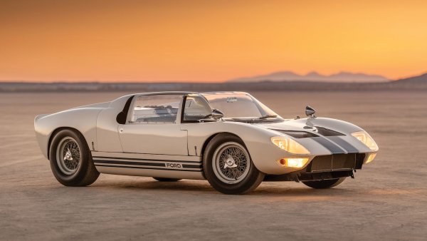 Продаден за - $ 7,65 млн.
Къде и кога: от RM Sotheby's в Монтерей през август

Първият от петте направени роудстъра, този зашеметяващ GT40 е създаден като автомобил за тестване и разработки за Shelby American, а зад волана му са били легенди като Кен Майлс, Карол Шелби и Джим Кларк. Той също така е използван за тестване от Kar Kraft в програмата, довела до създаването на MKIV GT40, което печели "24-те часа на Льо Ман" през 1967 г. 