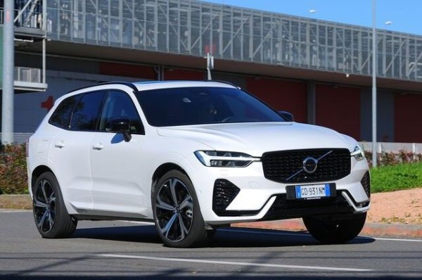 Теглото, с почти 100 кг по-високо от това на Q5, влияе на разхода и на ускорението, но не и на пътното поведение. Пъргав, удобен и с добри спирачки, този кросоувър има работещ плавно и без неприятни вибрации 2,0-литров двигател, и прецизно и леко управление при маневриране. 

Скоростната кутия обаче е по-тромава в сравнение с германската. Както и при конкурента, XC60 има 19-цолови алуминиеви джанти и пълноценни LED фарове с асистирано осветление, но версия Plus няма пневматично окачване.