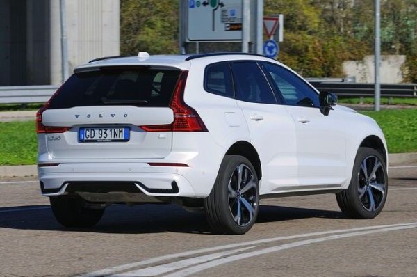 Стабилно представяне за шведския модел, но трябва да се каже, че системата за автоматичното спиране трудно открива препятствия при лоша видимост, дори след почистване на всички сензори и обновяване на софтуера. При дизелите с мека хибридна система често светва предупредителната лампичка за двигателя заради проблеми с турбото. 

Обикновено това се решава с подмяна на гумения маркуч, водещ от компресора към междинния охладител (той може да губи въздух поради малки пукнатини). Ако чистачките на предното стъкло издават шум, в сервиз на марката ще поправят лесно настройката им.

Някои собственици съобщават за неизправности в системата за спешни повиквания. Затова трябва да се уверите, че е актуализирана, защото в противен случай може да изпрати грешни координати на спасителите при инцидент.
