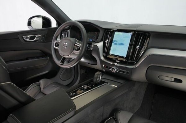 Интериорът е дори по-изискан от този на Audi - таблото е оживено от алуминиев фриз, а версията Plus има кожени седалки (при Q5 са от плат), с електрически регулируеми предни седалки (в германския модел те са опция). 

12,3-инчовото дигиталното табло е лесно за интерпретиране, докато интуитивната мултимедийна система на Android се управлява от отзивчив вертикално развит тъчдисплей. Дори климатикът се управлява само от екрана, което доста тромаво решение. 

Диванът, малко неудобен в средата, не е гладък, но пътниците отзад са настанени по-удобно в сравнение с Q5. Багажникът е по-малък от този на германски конкурент и прагът за товарене е по-висок.
