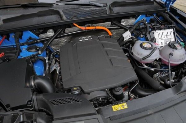 Първоначално този SUV се предлагаше в шест версии, всички с 2.0 или 3.0 V6 турбо двигатели. Два бяха бензинови и четири дизелови, с мощност между 150 и 354 к.с. През 2019 хибридните варианти направиха своя дебют (мек и плъг-ин бензинов с 2.0 и мек дизел с 3.0 V6), които станаха единствени в списъка от 2020. 

Последните промени датират от 2022, когато бе лансиран 2.0 мек бензинов хибрид с 204 к.с. Моделът на Audi е оборудван със седемстепенна роботизирана скоростна кутия с двоен съединител, докато Volvo има осемстепенна автоматична скоростна кутия.
