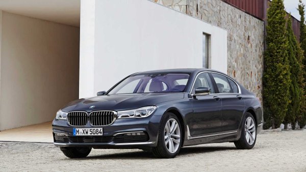 На десета позиция намираме флагмана на BMW в най-мощната му дизелова версия. Такъв двигател беше използван за задвижване на версията BMW 750d xDrive (тя се предлагаше и с дълго междуосие), продавана между 2016 и 2020 г. Под капака се намира най-екстремният вариант на двигателя B57 - с турба и мощност от 400 к.с. и 760 Нм въртящ момент. 

С ускорение от 0 до 100 км/ч за 4,6 секунди (4,7 секунди за версиянта с дълга база) и максимална скорост от 250 км/ч, 750d предлага същата производителност като бензиновия 750i, но с много по-висока ефективност &ndash; 5,88 л/100 км срещу 8,33 л/100 км.