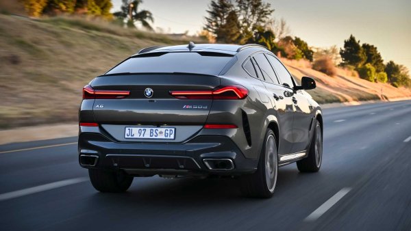 Историята на M50d продължи само една година (от ноември 2019 г. до декември 2020 г.), но този автомобил продължава да бъде високо ценен. При него &bdquo;главният герой&ldquo; е същият този двигател B57 с четири турбини, развиващ 400 к.с. и 760 Нм. 

Теглото на кросоувъра е 2,3 тона, което се отразява на поведението му. Ускорението от 0 до 100 км/ч отнема 5,3 секунди, а максималната скорост е ограничена по електронен път на 250 км/ч. 