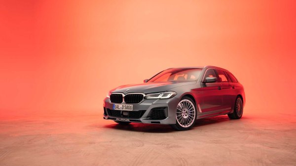 Базирана на BMW 5-Series Touring, Alpina D5 S е оборудвана с усъвършенствана версия на BMW двигател B57. В случая обаче редовият турбомотор с 6 цилиндъра е с 3 турбини, като това е едно от най-бързите комбита в списъка. Със своите  408 к.с. и 800 Нм то е в състояние да се изправи срещу съперниците на Mercedes AMG и Audi RS. Спринтът от 0 до 100 км/ч се постига за 4,4 секунди, а максималната скорост е 286 км/ч. 