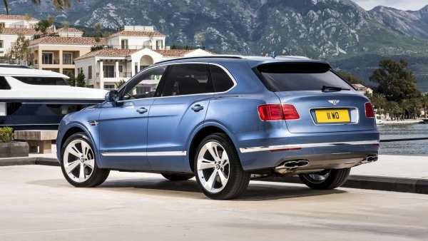 Днес познаваме този модел главно с V8 бензинови двигатели или като plug-in хибрид. Все пак Bentley Bentayga също бе избрал дизел в миналото, използвайки същия задвижващ агрегат VW EA898 като три други модела на Volkswagen Group, а именно гореспоменатата Panamera и два други автомобила. 

Дизеловата версия на Bentley с мощност 435 к.с. и 900 Нм, продавана между 2017 и 2019 г., не е електрифицирана, а нейните характеристики са впечатляващи &ndash; ускорение от 0 до 100 км/ч за 4,8 секунди и максимална скорост от 270 км/ч. Така тя се справя по-добре от хибрида - 5,2 секунди и 254 км/ч максимална скорост). 