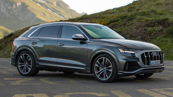 Най-екстремната версия на Audi Q8 вече е бензиновият RS Q8 с мощност 600 к.с. Между 2019 и 2020 г. към този вариант се присъедини също толкова свиреп дизелов SUV. Версията SQ8 се задвижва от същия 4.0 &bdquo;лек хибрид&ldquo; V8 с 435 к.с. и 900 Нм въртящ момент като при SQ7. 

При тегло от 2,4 това този всъдеход ускорява от 0 до 100 км/ч за 4,8 секунди и което е още по-впечатляващо &ndash; след това спира страхотно.