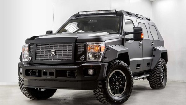 Луксозен, брониран и огромен SUV &ndash; това е USSV Rhino GX е SUV, който е създаден от калифорнийската компания US Specialty Vehicles, като за целта е използвана шасито на гигантския Ford F-450. Резултатът е брониран автомобил на стойност над 300 000 долара (около 260 000 евро), с тегло 4,5 тона, дължина 5,7 метра и побиращ до седем души. 

Въпреки суровия си външен вид, интериорът е луксозен &ndash; вътре има 40-инчов телевизор, много кожа и сателитен приемник за комуникация с външния свят в случай на спешна нужда. Всъдеходът се предлага с избор от два дизелови двигателя - 6,8 L V10 или по-мощния 6,7 L V8, който развива 446 к.с. и 1166 Нм.