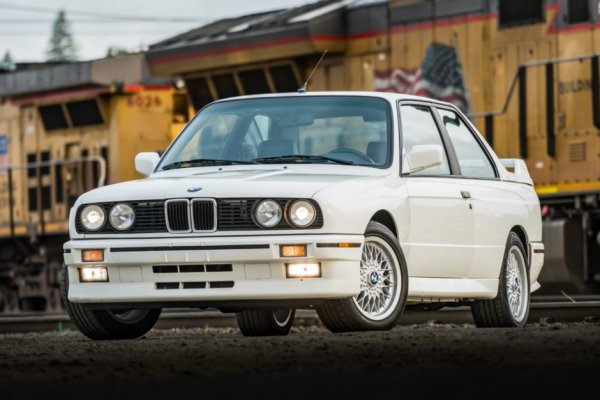 През 1986 година се появява една от иконите на BMW &ndash; E30 M3, като спортният модел се предлага само с две врати, а състезателните му версии се представят отлично в DTM, BTCC и дори ралитата, където участва в група А.