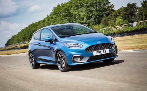 На 7 юли тази година обаче последната бройка от последното поколение на Fiesta ще слезе от конвейера в Кьолн, Германия. Ford слага точка на модела, който го измъкна от толкова много кризи през годините, защото смята, че маржът на печалба от малките градски коли е твърде нисък. На мястото на Fiesta в Кьолн ще се произвежда Explorer - електрически SUV на платформата на Volkswagen ID.4. Цената му ще е почти тройно над тази на Fiesta.