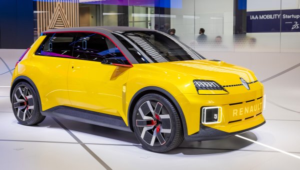 През 90-те "петицата" си отиде, изместена от Clio, на което бе съдено впоследствие да стане най-продаваното Renault на всички времена. Но сега френската компания ще възкреси славния си модел, вече като електромобил. Новото Renault 5 ще дебютира съвсем скоро, и дори ще има спортна версия. 