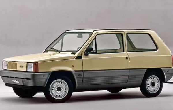 През 70-те един отдавна забравен шеф на Fiat поръчал на младия още Джорджето Джуджаро да проектира практичен малък автомобил, който да замести остарелия Fiat 127. Джуджаро някак успял да убеди шефовете да се откажат от допотопните задноразположени двигатели с въздушно охлаждане, и да направят новата кола с предно предаване. Резултатът от това бе Panda I - eдна от най-емблематичните италиански коли в историята, която и до днес е основно превозно средство в много градчета на Апенините. 
