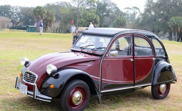 През 80-те години ерата на "бързата мода" в автомобилите още не бе настъпила. Производителите не се чувстваха длъжни да правят фейслифт на моделите си на всеки три години, и да сменят поколенията на 5-6. На пазара все още присъстваха ветерани на преклонна възраст, като дебютиралия през 1948 2CV. Опростеният до крайност дребосък, който бе превърнат в култ от Луи дьо Фюнес, остана в производство чак до 1990. 