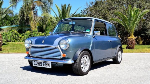 Друг ветеран през 80-те бе Mini, разработено от сър Алек Исигонис в края на 50-те, като отговор на недостига на бензин след Суецката криза. Оригиналното Mini беше снабдено с гигантски пепелник вместо радио, тъй като Исиносис обичаше да пуши. През 60-те години бюджетното, спартанско автомобилче изведнъж стана модна икона - отчасти заради победите си в рали Монте Карло, и отчасти защото бе екранен партньор на сър Майкъл Кейн в оригиналната "Италианска афера". 
