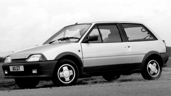 Поредният опит на Citroen да се отърве от прякора &bdquo;бедният роднина&rdquo; на Peugeot все пак е интересен. AX GT е нещо като Visa GTI на 90-те, но все пак е по-популярен от предшественика си.

Под капака е разположен 1,4-литров двигател с нечуваните 87 конски сили. Ако се чудите защо го причисляваме към хот хечовете, ето ви обяснение: теглото. Едва 722-те килограма успявали да помогнат за доста добрата динамика на малолитражката