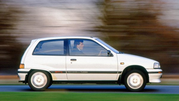 Daihatsu и динамика е нещо като &bdquo;веганско свинско&rdquo;. Но пък 100 конски сили от 993-кубиков трицилиндров двигател през 1987 година си е било постижение.

Към горното добавете и тегло под 900 кг, турбокомпресор и работа на мотора при над 7500 об/мин. И ще получите ускорение от 0 до 100 за около 8 секунди. В онези времена това е било чудо!