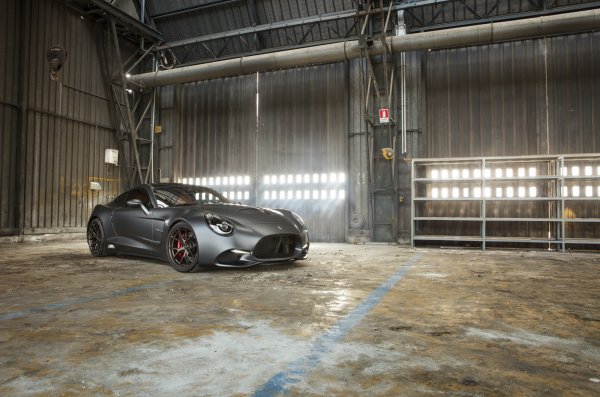 Никакво гигантско антикрило, усъвършенствани аеродинамични елементи и мега-модерна електроника - незабележимото купе отдалеч може да се вземе за още една Alfa Romeo. Въпреки че всъщност е екстремен суперхибрид. Между другото, най-мощният бензиново-електрически автомобил от Италия. Общо ще бъдат пуснати 150 двувратки, а минималната цена на всяка от тях ще бъде 553 350 евро. Под капака на Puritalia Berlinetta е монтиран 5.0 V8 с мощност 750 к.с., а на задния мост има електромотор с 215 коня и 370 Нм въртящ момент. Общо системата развива 965 к.с. и 1248 Нм. Чрез превключвателя eMozione в купето, въртящият момент на електромотора може да се увеличи с още 370 Нм. Обявената динамика е: ускорение от място до 100 км/ч за 2,7 сек и максимална скорост от 335 км/ч. Системата Puritalia Purhydrive е проектирана да оптимизира работата на задвижващия агрегат, като на облачен сървър изчислява най-добрите опции за разпределение на потоците от електроенергия, като се имат предвид времето, маршрута и режима на шофиране.