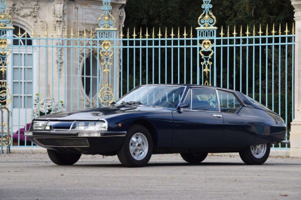 SM е създаден по времето, когато Maserati принадлежи на Citroen и е съвместна разработка на двете компании. Идеята е да спортна версия на DS и получава двигател V6, дело на Джулио Алфиери. Благодарение на аеродинамиката си колата се ускорява от 0 до 100 км/ч за 8,5 секунди и има максимална скорост 220 км/ч. Но продажбите са слаби, а междувременно Citroen фалира, колата се произвежда едва 6 години и през 1975 е сглобен последният екземпляр с номер 12 920.