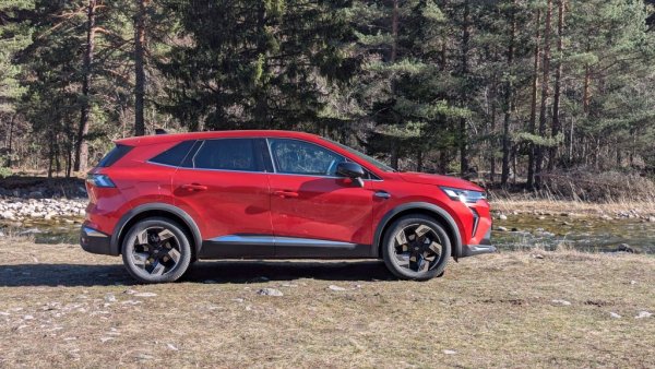 Спрямо 2025: +344% ръст
Представеният преди година нов модел на Renault е на практика Captur, но с доста по-голям багажник. Практичността, атрактивните цени и богатият избор от задвижване го превърнаха във втория най-продаван модел на Renault тази година. 
