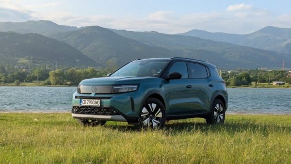 Спрямо 2025: +646% ръст
Новият кросоувър, който дели платформа със Citroen C3 Aircross и Fiat Grande Panda, преобърна тенденцията за Opel на българския пазар. Това е и моделът с най-голям ръст на годишна база в Топ 20, макар че числата ще понамалеят следващите месеци, просто защото през 2025 продажбите започнаха едва в късната пролет. Тук са включени и електрическите версии. 
