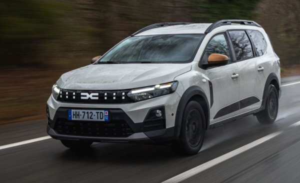 Спрямо 2025: -39% спад 
Както и всички останали модели на Dacia, Jogger получи съществен фейслифт в началото на тази година, включително и изцяло нови задвижвания. Това забави доста продажбите в първите месеци, но след това най-евтиният 7-местен модел у нас започна да наваксва. Само през юли е добавил 100 нови регистрации. 