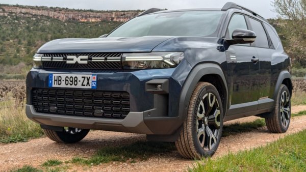 Спрямо 2025: +273% ръст
Ако някой е изпитвал съмнения, че Dacia се нуждае от по-голям SUV в гамата си, резултатите на Bigster го опровергават напълно. Кросоувърът се радва на завидно търсене, особено откакто тази пролет получи хибридна версия с газова уредба и задвижване на четирите колела. През юли Bigster е четвъртият най-продаван нов автомобил у нас, със 148 регистрации. 