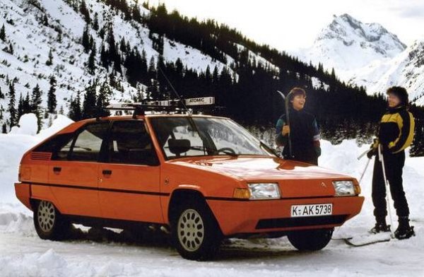 В началото на 80-те BX идва на мястото на моделното семейство GS/GSA &ndash; производството покрива от 1982 до 1994, дизайнът е на Марчело Гандини, а моделът дели една платформа с Peugeot 405. Топ версията е BX 4TC &ndash; основата за рали хомологацията на модела за група Б, наречена &bdquo;Белия слон&rdquo;.