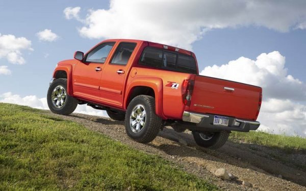 <p><strong>Най-опасните автомобили в САЩ</strong><br /><br />2. Chevrolet Colorado Crew Cab<br /> <br /> > Краш тест: незадоволително представяне при удар отзад и при преобръщане, слабо при страничен удар<br /> > Продажби за 2011 година: 31,026<br /> > Цена в САЩ: $17,475<br /> > Оценка за качество на JD Power: 3/5</p>