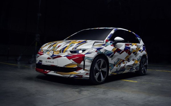 След години на обещания, Volkswagen най-накрая е готов да пусне на пазара новия си компактен електрически автомобил ID. Polo. Премиерата се очаква през 2026, като моделът ще получи пробег до 450 км и цена от около 25 000 евро.

След основната версия ще се появи и ID. Polo GTI - спортна модификация с акцент върху динамиката и управлението. Въпреки че дизайнът на автомобила все още се пази в тайна, Volkswagen обеща да върне физически бутони вместо спорни сензорни екрани.
