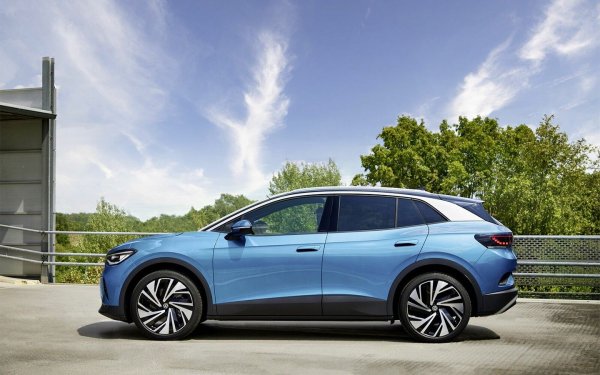 През същата година Volkswagen ID.4 ще претърпи мащабна актуализация - според слуховете електрическият кросоувър може да бъде преименуван на ID. Tiguan, за да подчертае приемствеността с един от най-успешните модели на марката. Подробностите все още се пазят в тайна, но се очаква колата да получи физически климатик и напълно преработен интериор. Дизайнът ще бъде по-близък до новите ID. Polo и ID. Cross, формирайки единен визуален език на бъдещата линия VW.