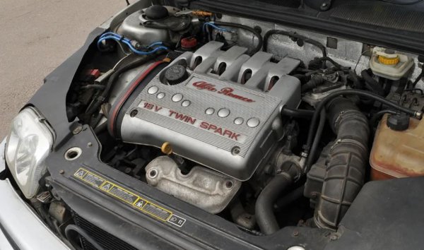 2.0-литровият Twin Spark двигател, използван от GTV, не е особено мощен (само 150 конски сили), но е известен със своя дрезгав характер и пламенност при високи обороти.