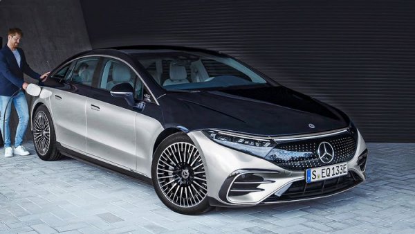 Германската автомобилна компания обяви, че не вижда бъдеще в двигателите с вътрешно горене и няма да харчи пари за тяхното развитие. Още от 2022 година всички модели на Mercedes-Benz ще получат електрифицирани варианти, като до края на десетилетието варианти с конвенционални задвижващи агрегати ще отпаднат от гамата, заяви оперативният директор на бранда Маркус Шафер.