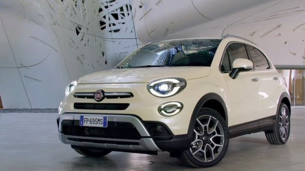 Новият конгломерат, включващ 14 автомобилни производителя, също обърна гръб на двигателите с вътрешно горене. Някои от марките &ndash; като Peugeot, например, подхождат по-агресивно по пътя си към електрификация на моделната си гама, докато други &ndash; като Chrysler, изостават. Според главния изпълнителен директор на групата Карлос Таварес, подобрения по конвенционалните двигатели не се предвиждат, а инвестициите ще бъдат насочени към EV-технологии.