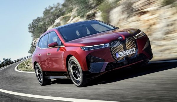 Поне към момента изглежда, че BMW повтаря това, което правеха Volkswagen и Audi през миналата година. Баварският производител обяви, че търсенето на двигатели с вътрешно горене ще продължи още много години напред и затова той ще остане ангажиран с тяхната разработка. 

Само времето ще покажи дали подобна инвестиция ще се изплати или до няколко години BMW ще поеме в същата посока като конкурентите си. Едно обаче е ясно &ndash; развитието на двигателите с вътрешно горене е почти спряло и едва ли ще продължи, а бъдещето вече принадлежи на напълно електрическите превозни средства.