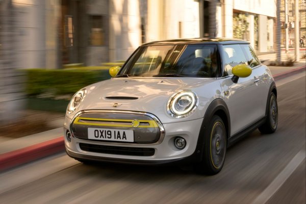 Първият пазарен електромобил на Mini бе представен официално още миналата година и ще направи българския си пазарен дебют вдругиден. SE се задвижва от електромотор със 184 конски сили и обещава 230 км пробег с едно зареждане (по новия тестов цикъл), както и 7.3 секунди за ускорение от 0 до 100 км/ч. Батерията може да се зареди до 80% за 35 минути. Още миналия юли компанията имаше 40 000 капарирани поръчки.
